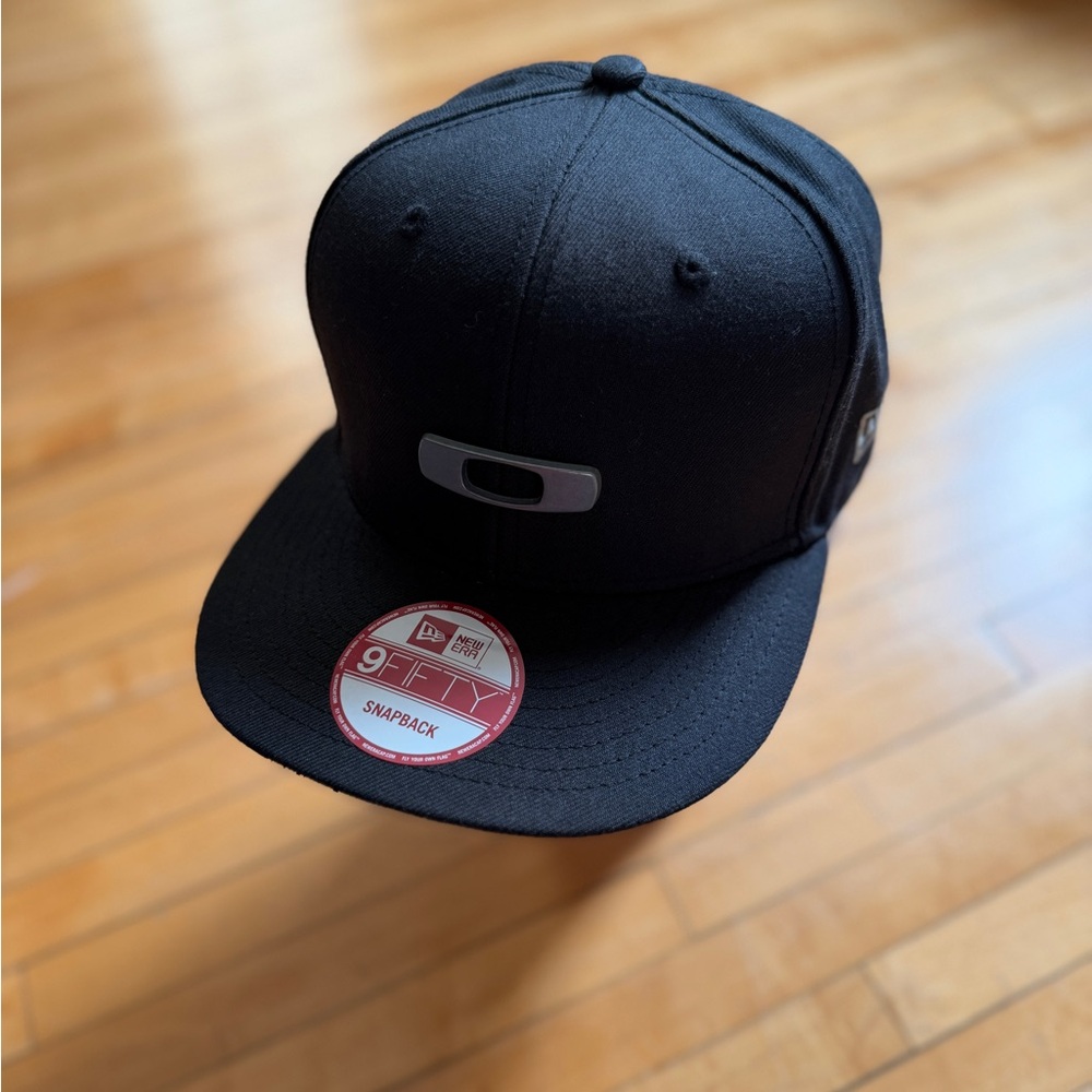 Vintage Oakley New Era 9FIFTY Black Snapback Hat Metal O Logo Unisex Sz. OS